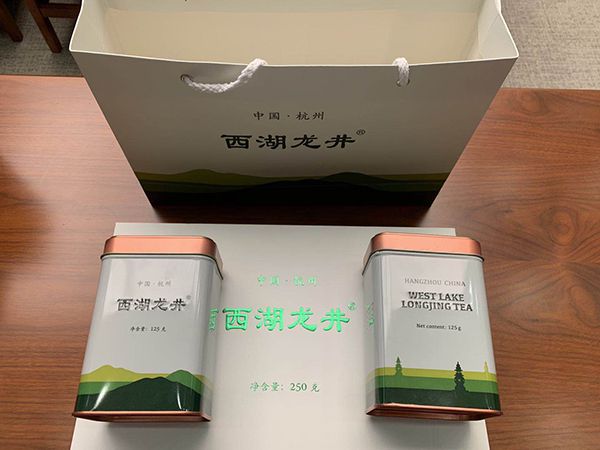 西湖龙井茶统一包装发布：明年春茶期使用芒果体育设计凸显西湖元素(图1)
